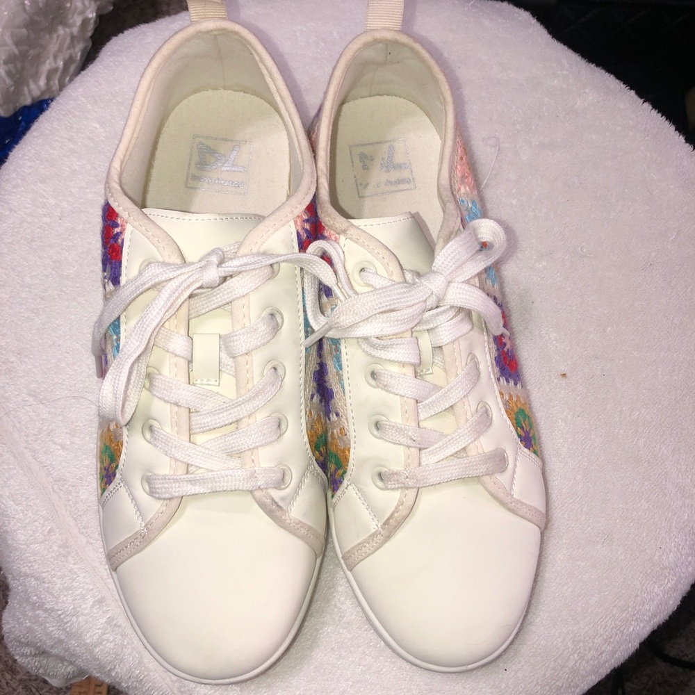 PREOWNED DIRTY LAUNDRY  SZ 10 Women's White and Multicolor CROCHET Sneakers